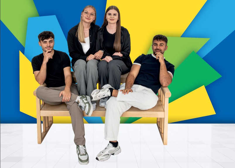 Vier Auszubildende auf einer Bank