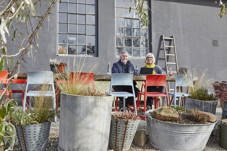 Michael Schmutzer und Sabine Sauber sitzen am Tisch