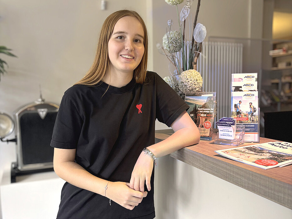 Eine Auszubildende steht am Empfang im ARCD-Service-Center.