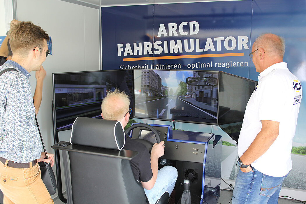 Ein Besucher testet den  ARCD-Fahrsimulator.