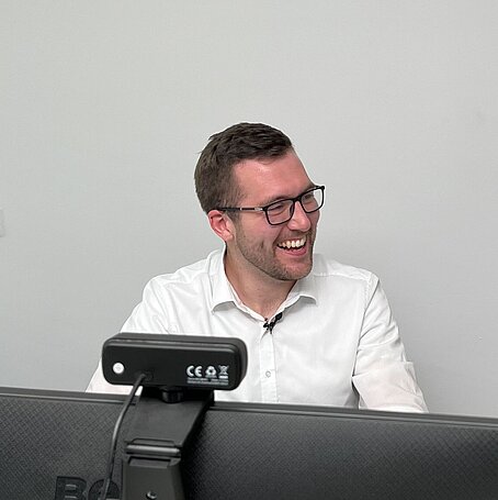 Samuel vor dem Computer sitzend