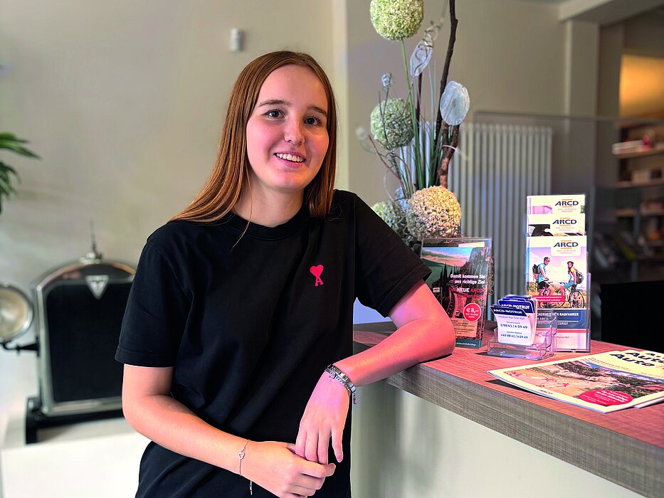 Eine Auszubildende steht am Empfang im ARCD-Service-Center.