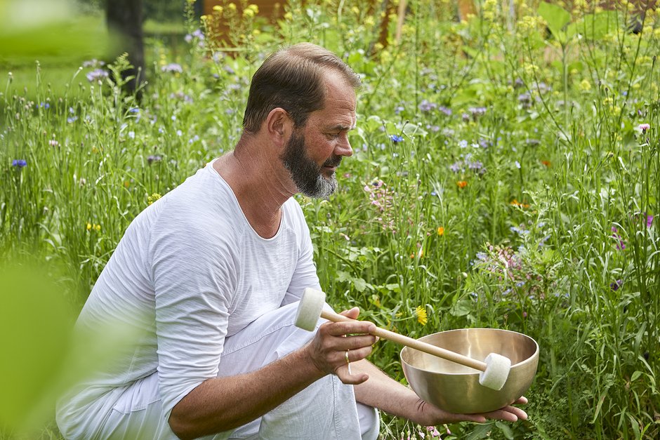 Armin Nögel mit Klangschale im Garten