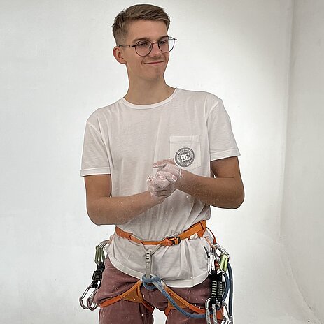 JobChecker_Ramon, Mann 21 Jahre, Blond mit Klettergurt im Fotostudio 