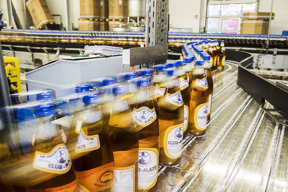 Abfüllanlage von Club-Mate der Brauerei Loscher.
