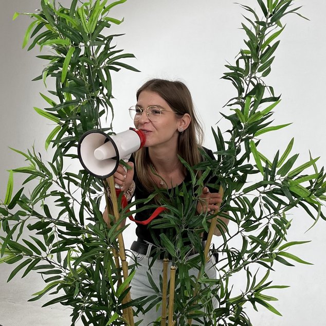 Anna-Lena, blond, Brille, Megaphon, Pflanze