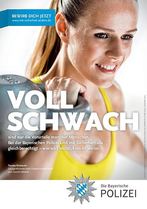 Werbeplakat der Bayerischen Polizei mit dem Text „VOLL SCHWACH sind nur die Vorurteile mancher Menschen. Bei der Bayerischen Polizei sind mit Sicherheit alle gleich berechtigt – wer was leistet, kommt weiter“, oben blaue Box mit „Bewirb dich jetzt“ und unten das Logo der Bayerischen Polizei.