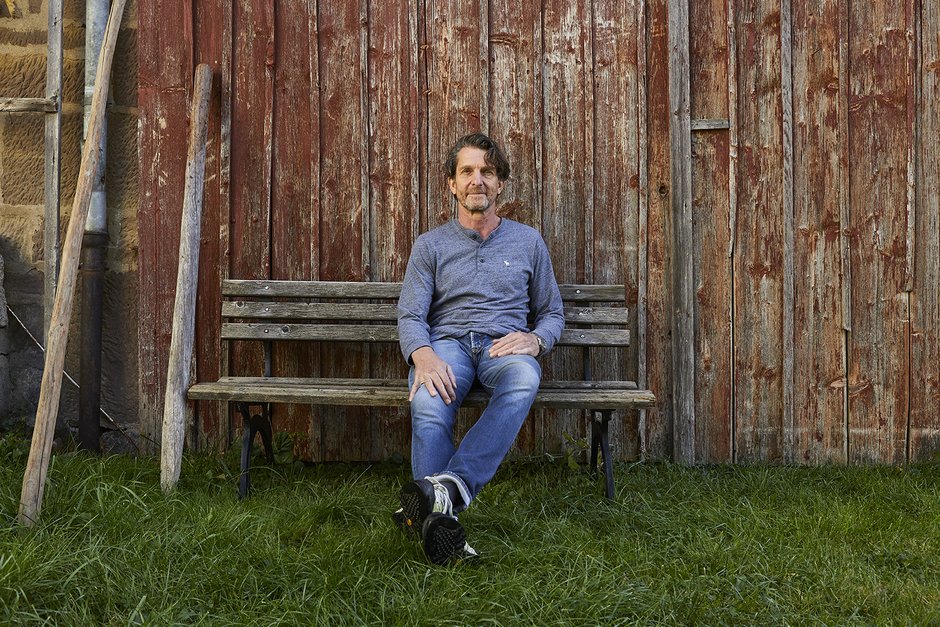 Robert Ungar sitzt auf einer Bank