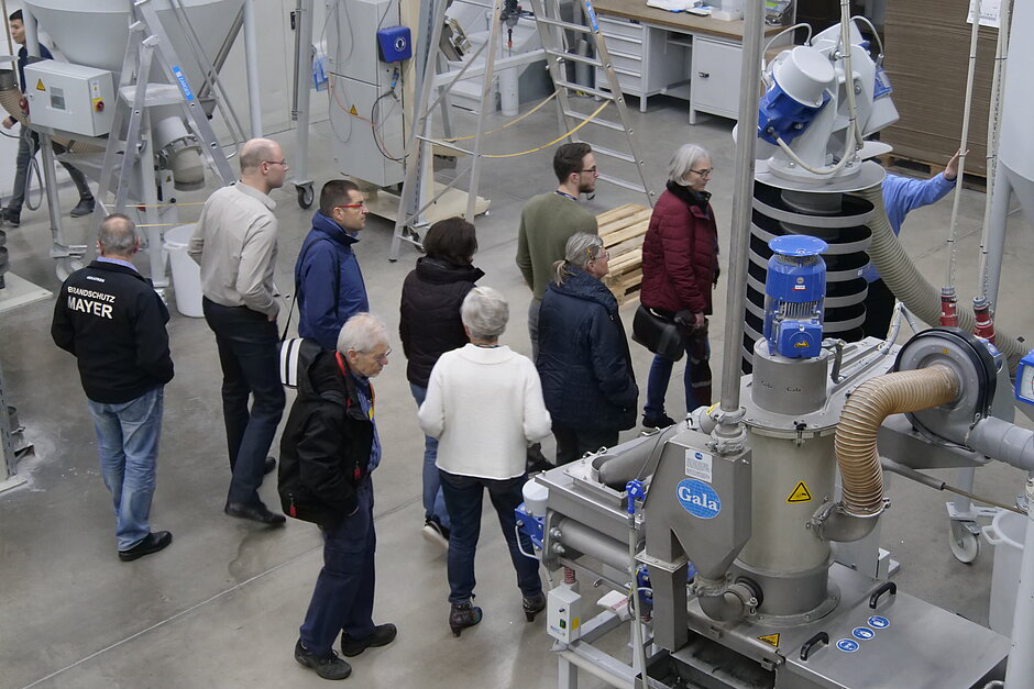 Führung mit mehreren Personen durch einen Betrieb.