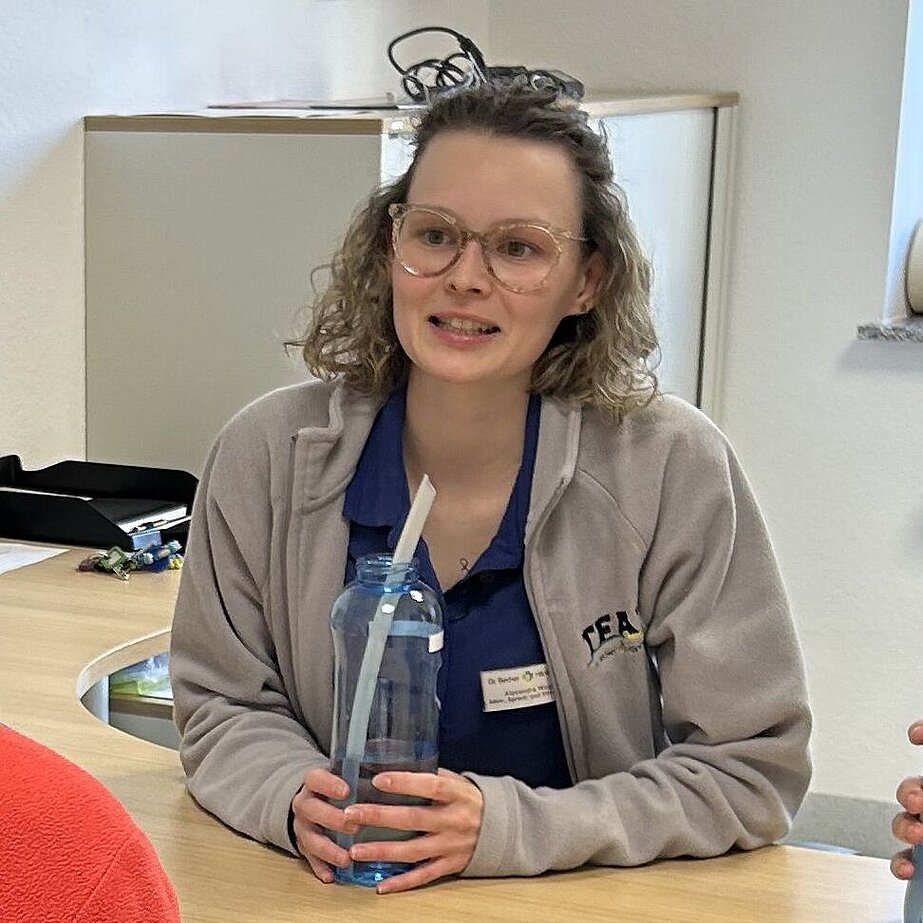 Mitarbeiterin Alexandra im Physio Gym in der Dr. Becker Kiliani-Klinik