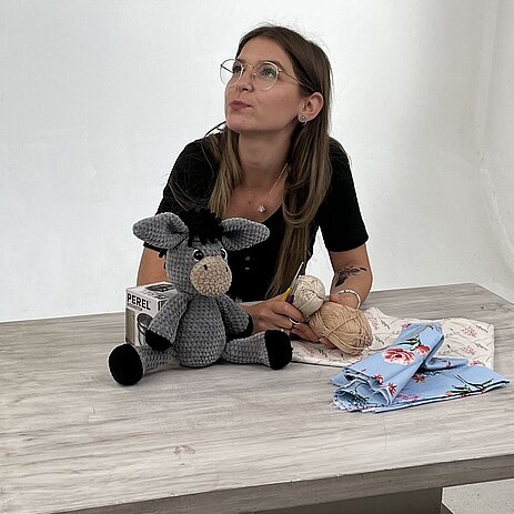 Anna-Lena, 26 Jahre, blond, Brille, Fotostudio, Stricksachen 