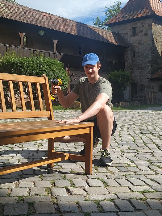 Bundesfreiwilligendienstler bei Reparaturarbeiten im Burghof