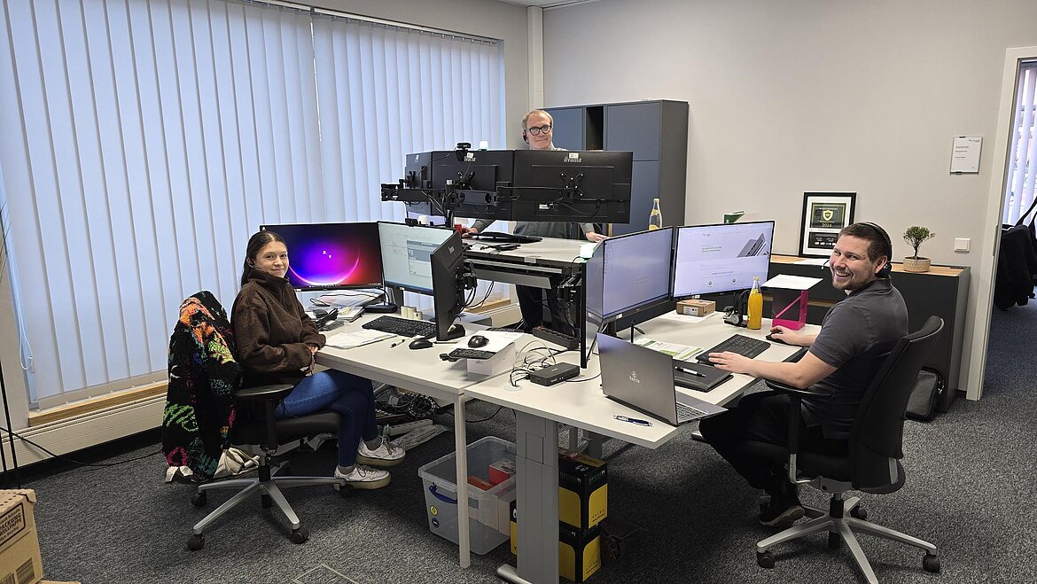 Arbeitsplätze im xenonet Innendienst – drei Mitarbeitende mit Headset und Mehrmonitor-Setup