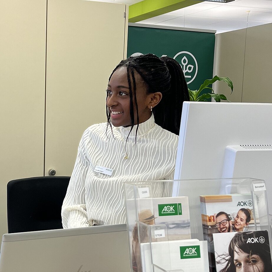 Sozialversicherungsfachangestellte Mia und Jobchecker Christian