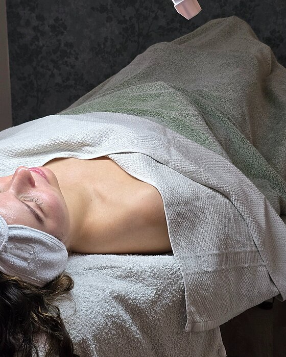 Kosmetik hautnah erleben Unsere Auszubildenden lernen von Anfang an praxisnah: von Hautanalyse über apparative Kosmetik bis hin zu wohltuenden Behandlungen. So entsteht Fachwissen kombiniert mit Kundennähe.