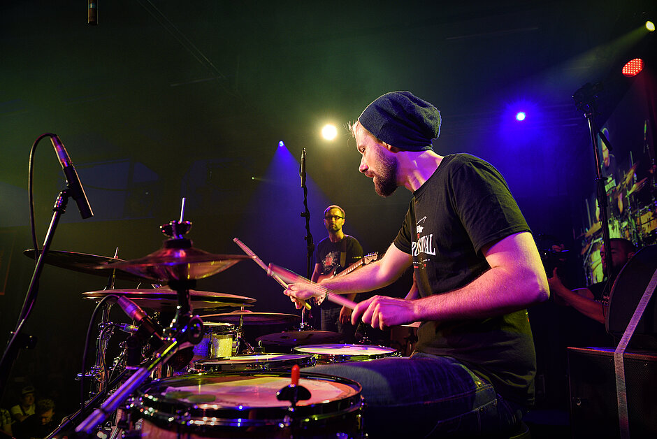 Benny Greb am Schlagzeug.