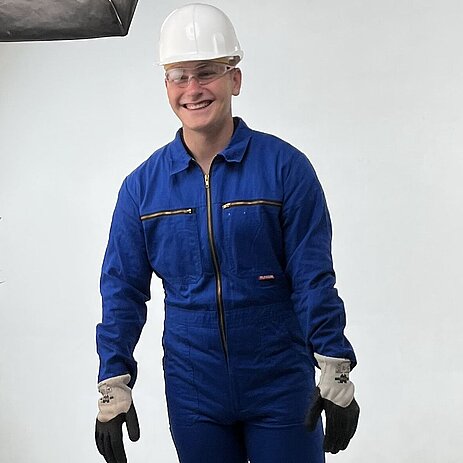 JobChecker_Julian_Mann 22, blond,  im TÜV outfit, im Fotostudio