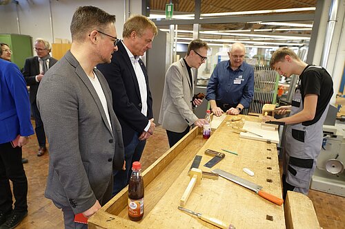 Landrat Dr. Christian von Dobschütz zu Besuch in der Berufsschule, die sich mit einem Tag der offenen Tür und zahlreichen Mitmachaktionen präsentierte.