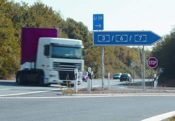 LKW zweigt auf Zubringer zu den Autobahnen 3, 6 und 7 ab.