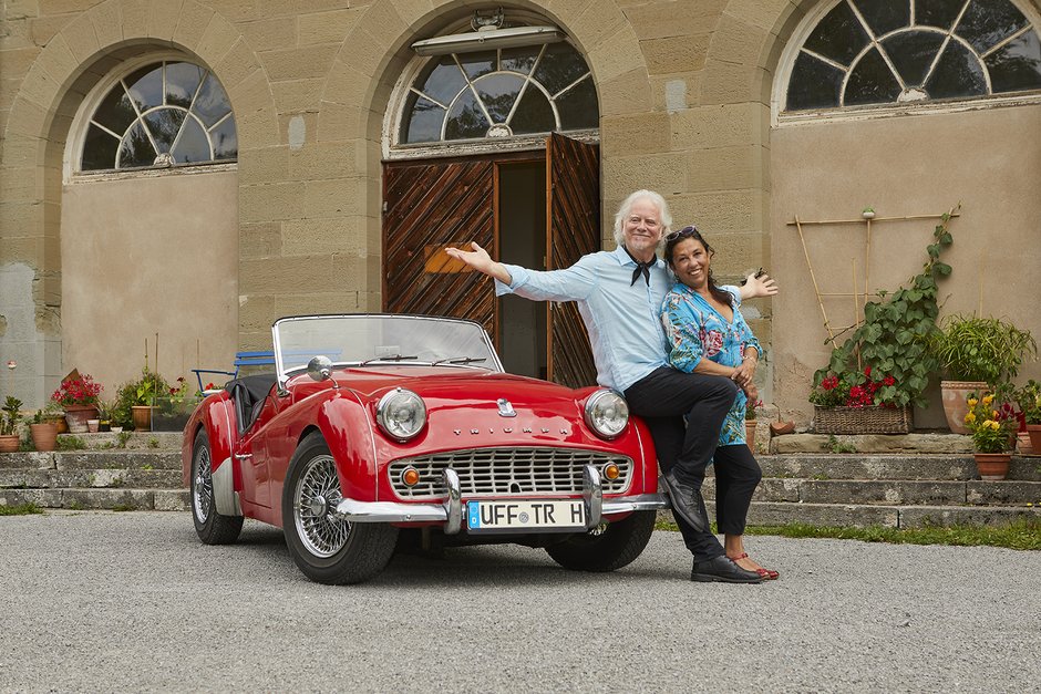 Lonnie und Lucrecia mit einem Oldtimer