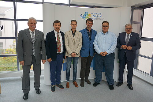 Gruppenbild vor Fotowand