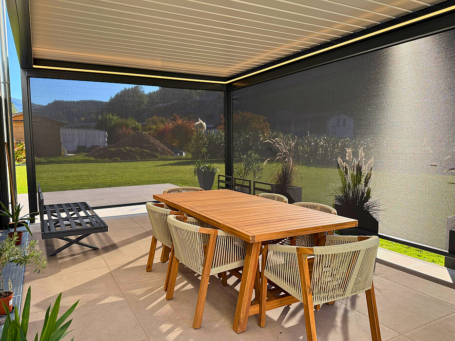Freistehende Pergola (6600 x 4000 mm) inkl. Senkrechtmarkise ringsum.