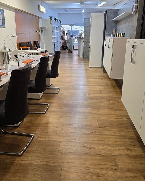 Unser Studio – modern & professionell Ein Einblick in unsere 220 m² großen Räumlichkeiten mit 11 Arbeitsplätzen. Helle, freundliche Räume schaffen die perfekte Atmosphäre für eine Ausbildung auf höchstem Niveau.