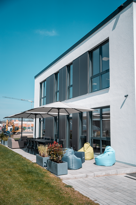 Firmengebäude mit Terasse