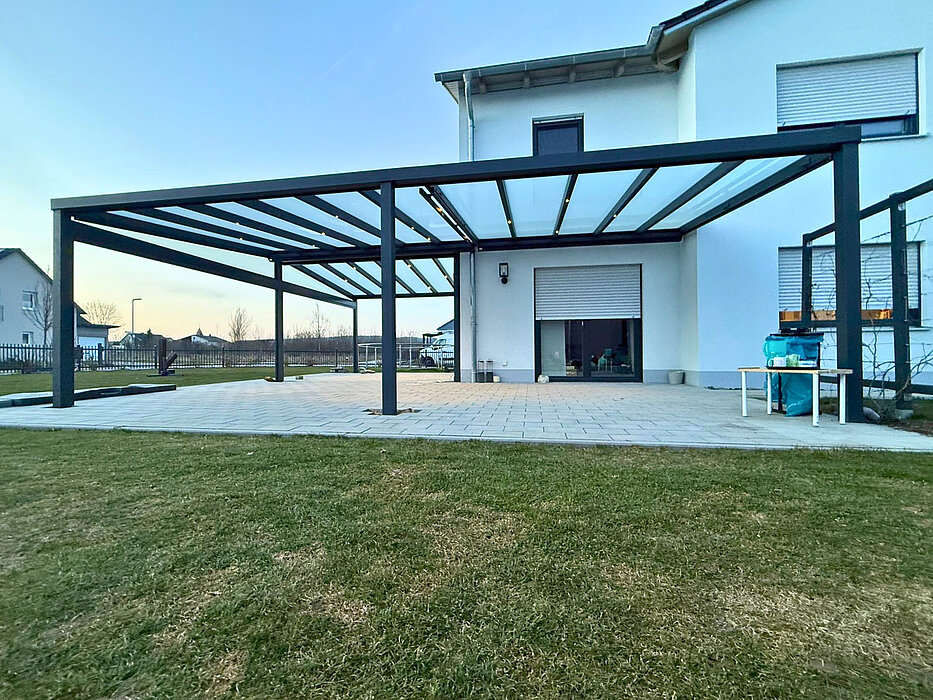 Zwei Terrassenüberdachungen (4000 x 3920 mm & 8000 x 4000 mm) zu einer fließenden L-Form gekoppelt.
