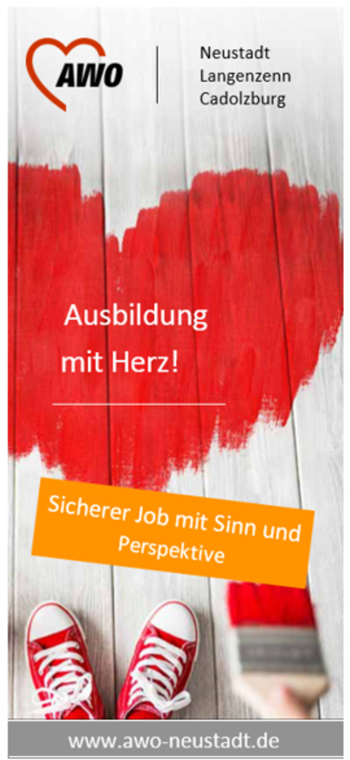 Ein Werbeplakat der AWO zeigt einen roten, herzförmig gestrichenen Bereich auf Holzlatten mit dem Text „Ausbildung mit Herz!“ sowie einem orangefarbenen Banner mit der Aufschrift „Sicherer Job mit Sinn und Perspektive“. Oben links befindet sich das AWO-Logo mit Herzsymbol und die Ortsangaben „Neustadt, Langenzenn, Cadolzburg“, unten die Website „www.awo-neustadt.de“.